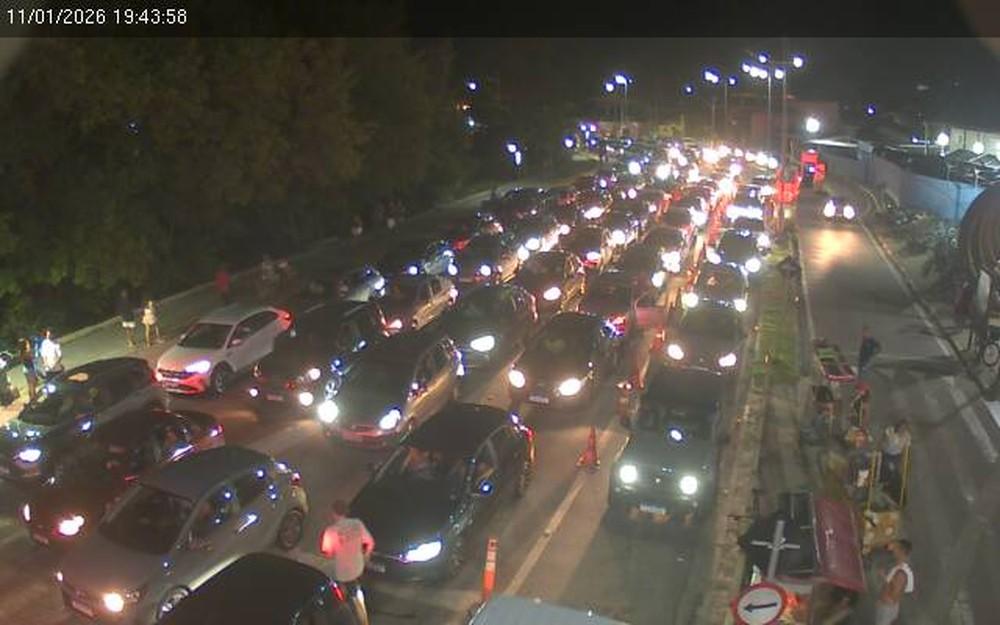 Espera na travessia de balsa entre Ilhabela e São Sebastião chega a duas horas